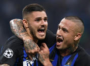 Foto del martes del delantero del Inter de Milán Mauro Icardi celebrando con Radja Nainggolan tras marcar un gol contra Tottenham Hotspur. Sep 18, 2018 REUTERS/Alberto Lingria