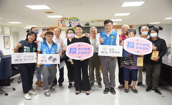 南投市長張嘉哲表示，南投市有14位民眾獲得血氧機，感謝韓國瑜院長的典亮基金會的捐贈，有了血氧機，家中的長輩更可以「顧健康」。