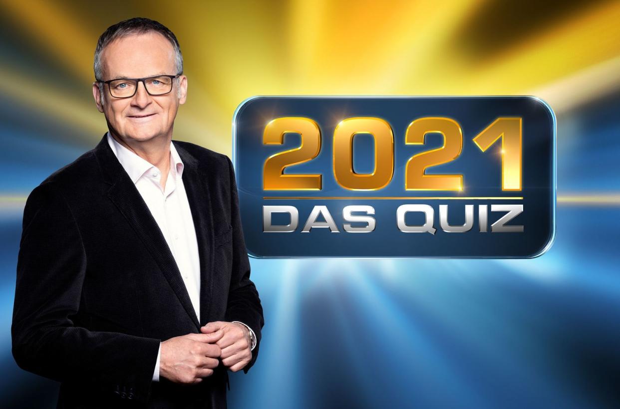 "Für Unterhaltung muss Raum bleiben": Mit vier Prominenten als Rategäste lädt Frank Plasberg wieder ein. Kurz vor Silvester präsentiert er im Ersten den traditionellen Jahresrückblick zum Mitraten und Mitspielen. Florian Silbereisen will es bei "2021 - Das QuiZ" wissen: Zum ersten Mal tritt er gegen die wohl erfahrenste Rate-Crew im deutschen Fernsehen an. Kann er gegen Günther Jauch, Barbara Schöneberger und Jan Josef Liefers bestehen? (Bild: SWR/ARD/WDR/Stephan Pick/Brand New Media/Montage Frey)