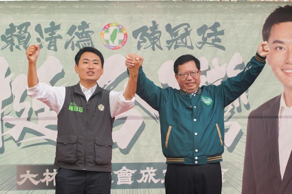 行政院副院長鄭文燦（右）為民進黨嘉義縣山區立委參選人陳冠廷站台時，以「十年磨一劍」力挺陳冠廷。（陳冠廷競選團隊提供∕呂妍庭嘉義傳真）