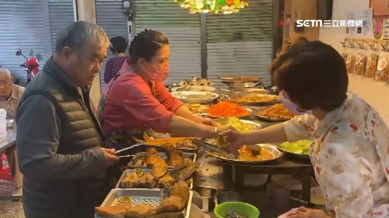 台南巷內傳統美食「飯桌菜」是道地好滋味，但周末店家不營業，觀光客不一定吃得到。