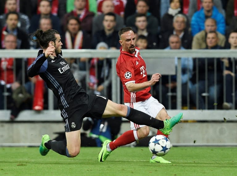 Bayern Munich's midfielder Franck Ribery (R) vies with Real Madrid's forward Gareth Bale during the UEFA Champions League 1st leg football match April 12, 2017