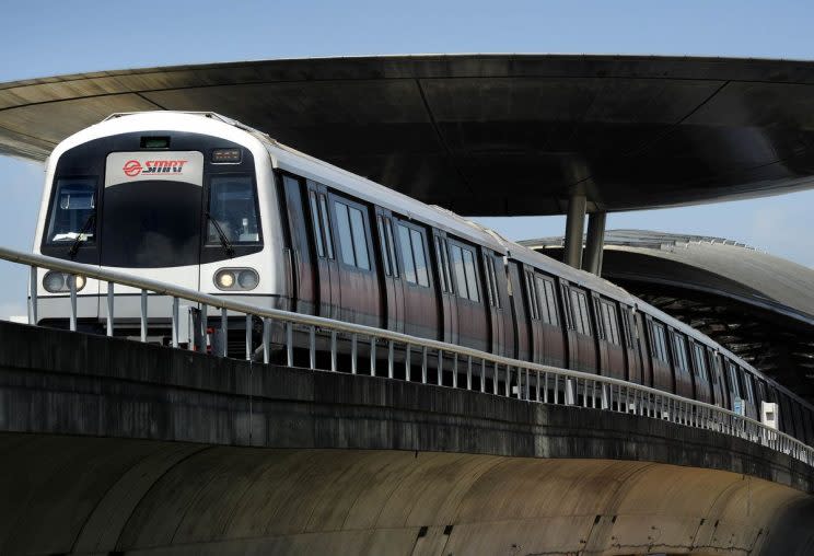 An SMRT train leaving an MRT station. (Photo: Bloomberg)