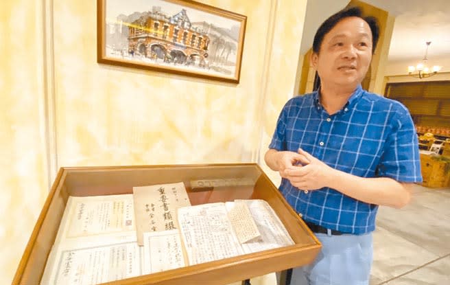 執行長陳瑛宗說，館內展示當年「全安堂」及魏清海太陽餅老店等歷史文物。（陳淑芬攝）