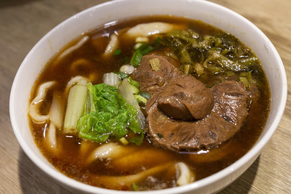 牛肉麵是台灣的代表性美食，也是許多外國旅客來台必吃的美味。圖片來源：GettyImages。