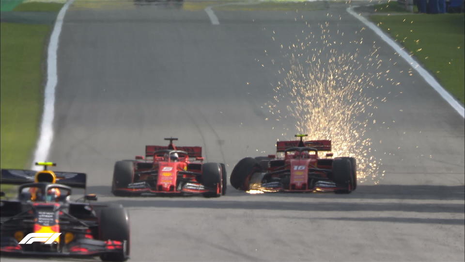 Les deux titres mondiaux étant joués (et attribués à la concurrence), Mattia Binotto espérait sûrement finir la saison plus sereinement. Mais ses pilotes ne comptaient pas stopper leur chamailleries en si bon chemin. À Interlagos, les tensions entre Vettel et Leclerc ont même atteint un niveau supérieur. Les deux hommes se sont ainsi touchés en course, ruinant la course de Ferrari. Au 29e tour, le Monégasque s’était incliné face à son coéquipier pour la 3e place. Au 66e tour, il était bien décidé à jouer sa carte. Au virage 1, il a ainsi attaqué Vettel de manière virile pour récupérer la 4e place. Alors quel restait 6 tours pour rendre la pareille à son jeune coéquipier, le quadruple champion du monde n’a attendu que 2 virages pour tenter de récupérer son bien. Après le virage n°3, il s'est infiltré à l’extérieur, il a débordé la voiture n°16 et entrepris de se rabattre. Sûrement un peu trop tôt. Dès lors, le contact était inévitable. Si le frottement entre les deux roues fut minime, les dégâts étaient énormes avec un double abandon. Après la course, Binotto se désolait que ses pilotes aient couru pour eux-mêmes… oubliant au passage que c’était en grande partie son manque d’autorité sur ses poulains et son management hasardeux qui avaient conduit à cette situation explosive. (Crédit Twitter @F1)