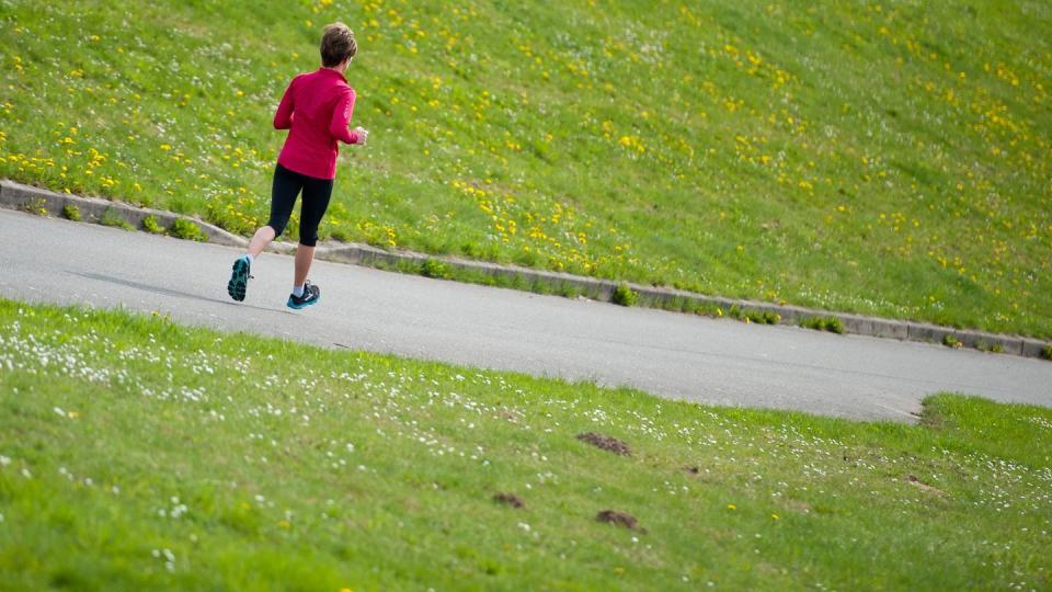 Mit zunehmendem Alter wird es immer wichtiger, den Körper vor dem Sport erst einmal auf Betriebstemperatur zu bringen. Das heißt: Dehnen und Aufwärmen.