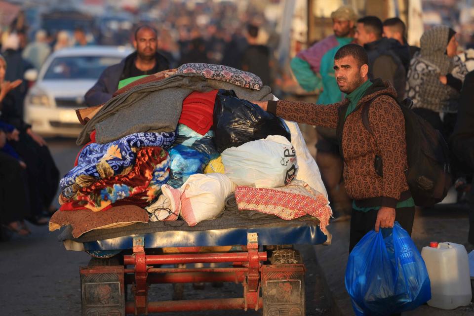 Palestinians who had taken refuge in temporary shelters return to their homes in eastern Khan Yunis in the southern Gaza Strip (AFP via Getty Images)
