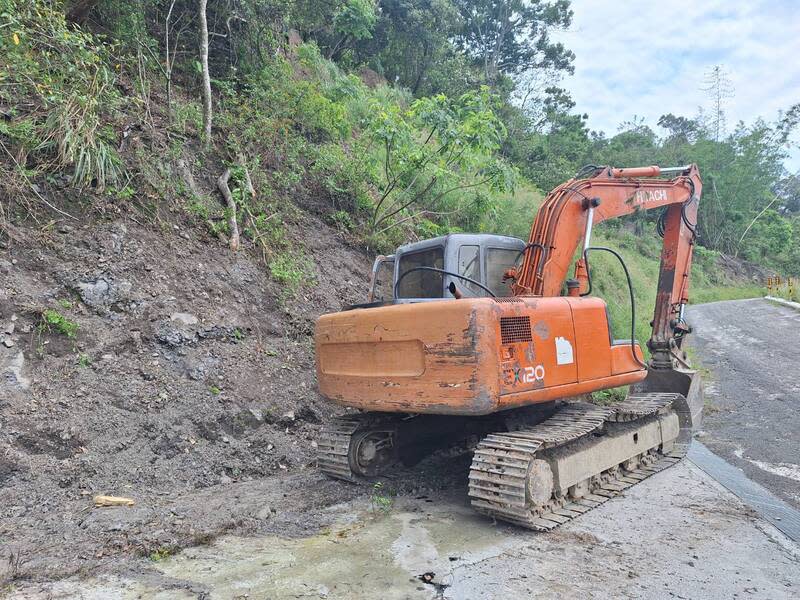 高雄「美瓏山林道」5/6起道路施工交管 高雄市「美瓏山林道」0k路段將自5月6日起至15日施 工，屆時每天上午8時至下午5時將配合實施交通管 制，規劃每整點放行10分鐘。 （林業及自然保育署屏東分署提供） 中央社記者張已亷傳真  113年4月29日 