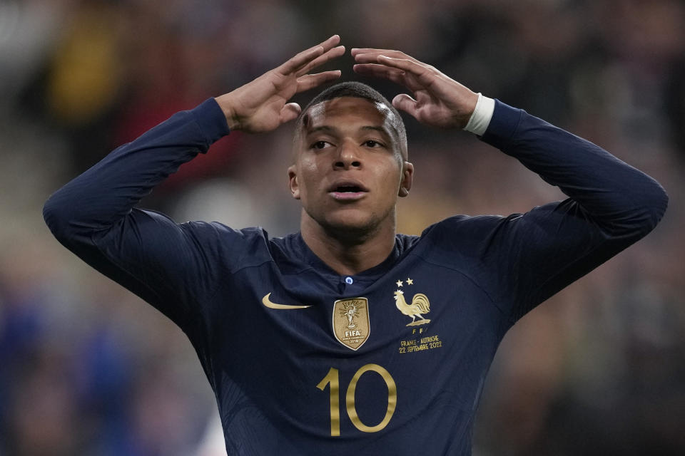 El delantero francés Kylian Mbappé tras desperdiciar una ocasión ante Austria en la Liga de Naciones, el 22 de septiembre de 2022. (AP Foto/Christophe Ena)