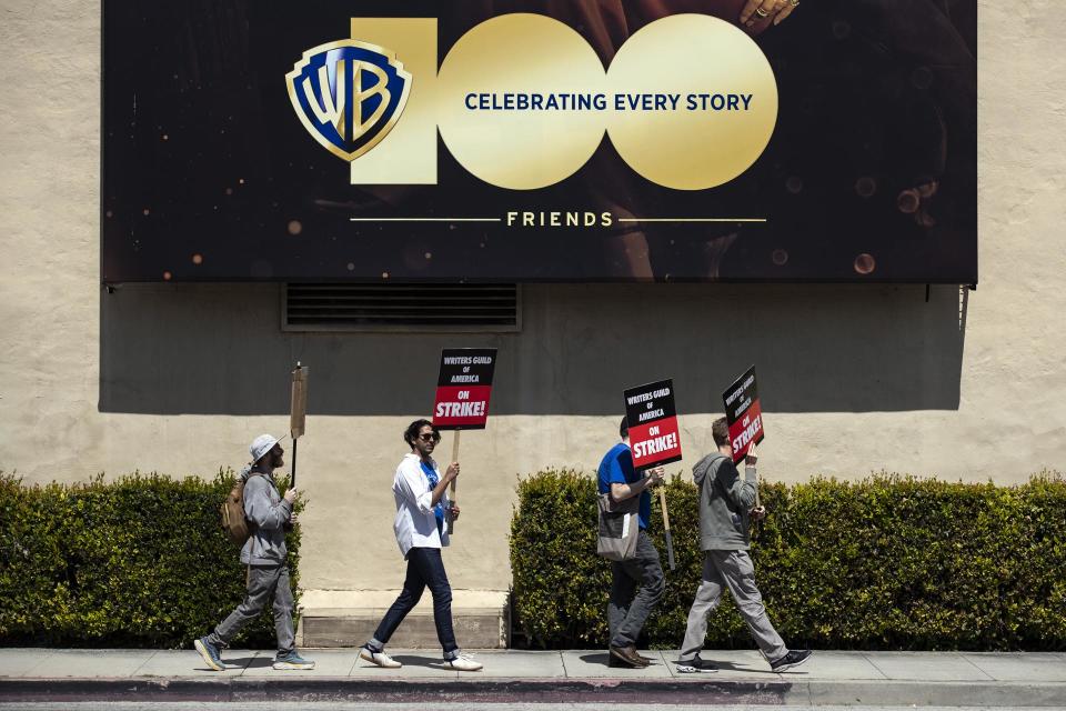 Warner Bros. estima en 500 millones las posibles pérdidas por la huelga de  Hollywood - Hola News