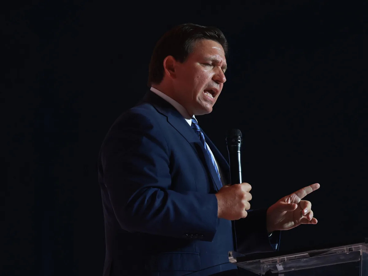 DeSantis, citing a 1947 law on crossdressing, seeks to revoke a restaurant's liq..