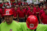 <p>CIUDAD DE MÉXICO, 29AGOSTO2018.- Integrantes del Sindicato Nacional de Trabajadores Mineros, Metalúrgicos, Siderúrgicos marcharon de Monumento a la Revolución al Senado de la República para expresarle su apoyo a quien fue dirigente nacional del mismo, y recién senador electo por Morena, Napoleón Gómez Urrutia.<br>FOTO: GALO CAÑAS /CUARTOSCURO.COM </p>