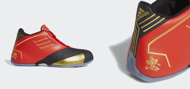 adidas T-MAC 1復刻初代戰靴，以紅黑金三色鞋面致敬老將的盔上紅纓與黃金戰甲，鞋身後側則結合「忠」字與金色弓箭圖騰刺繡做點綴。官方提供
