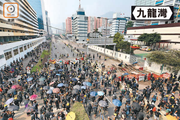 大批示威者堵塞九龍灣德福花園對出一段偉業街。（高嘉業攝）