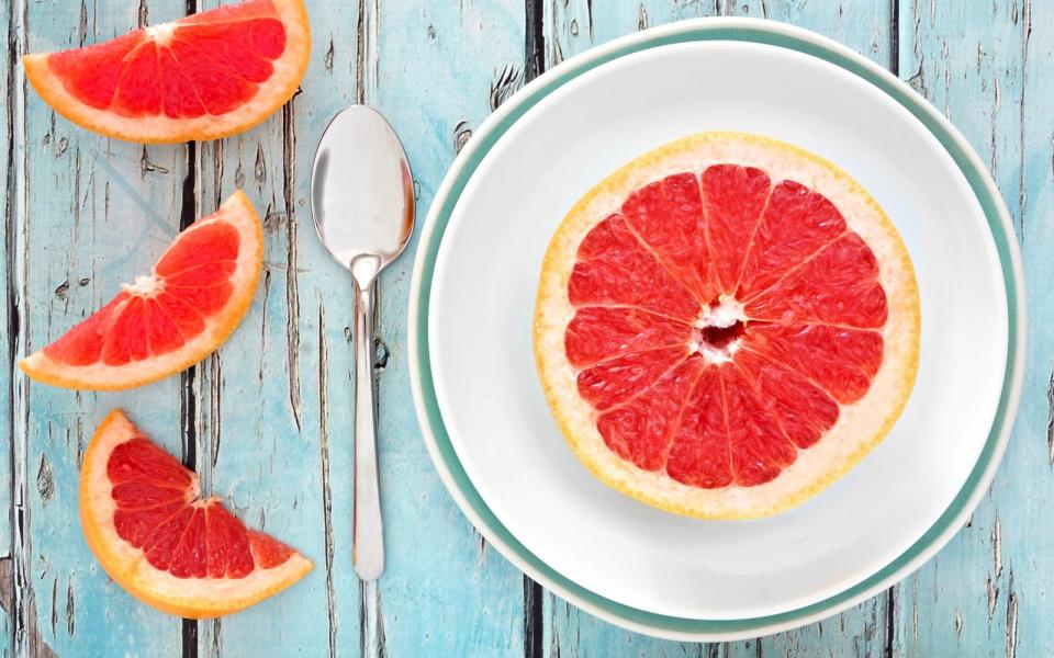 Sie sind das ideale Diät-Nahrungsmittel: Grapefruits. Neben nur 50 Kalorien pro 100 Gramm ist die Zitrusfrucht auch noch reich an Vitamin C, hat einen hohen Wasseranteil und regt den Stoffwechsel an. (Bild: iStock / jenifoto)