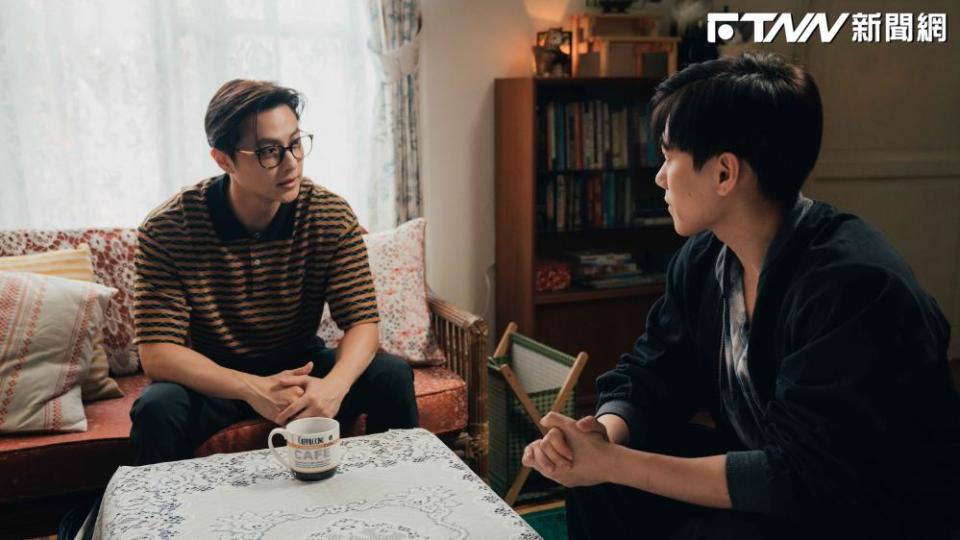 邱宇辰（圖右）與哥哥王子對戲，即興搞笑台詞掀全網「加入魔術社」話題。（圖／結果娛樂提供）