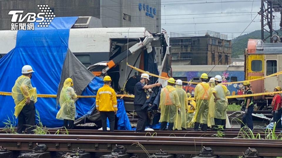 太魯閣出軌車廂找到罹難者遺骨。（圖／TVBS）