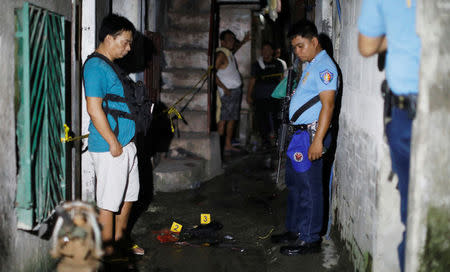 Policemen stand guard at the crime scene after three men were killed during a police anti-drug operations in Caloocan city, Metro Manila, Philippines August 17, 2017. REUTERS/Erik De Castro