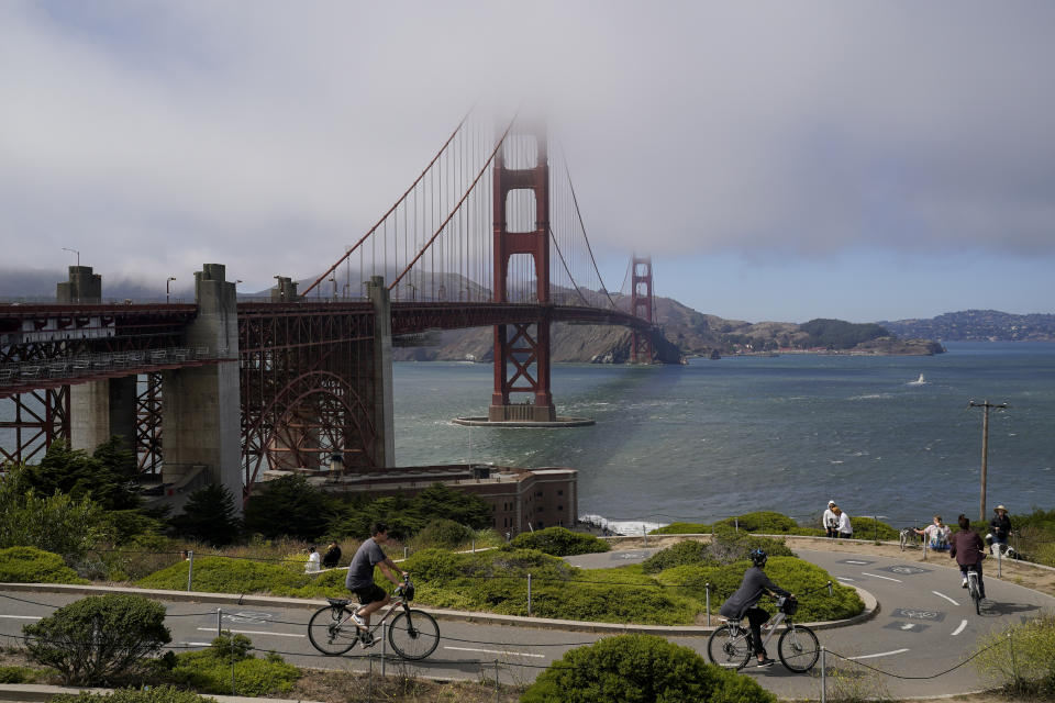 ARCHIVO - Gente visitando el puente Golden Gate en San Francisco, el martes 19 de julio de 2022. Un legislador de California intenta que la cámara estatal ha formado un comité para analizar cómo hacer a la gente más feliz. (AP Foto/Godofredo A. Vásquez, Archivo)
