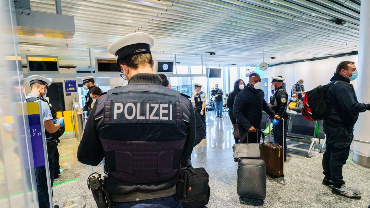 Passagiere aus Manchester im Januar bei der Einreise am Frankfurter Flughafen.