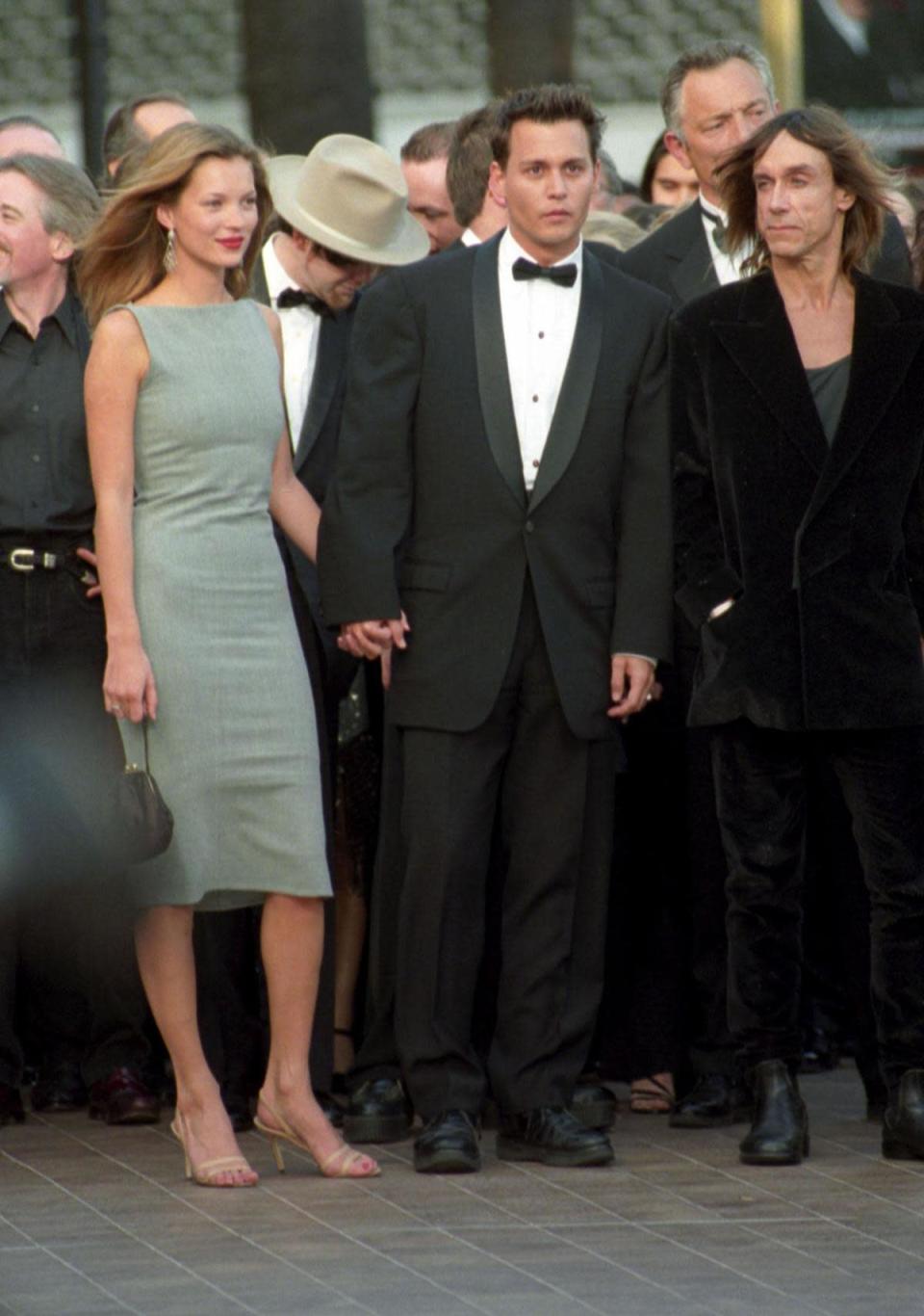 1997年凱特摩斯（左起）、強尼戴普手牽手參加坎城影展。（東方IC）