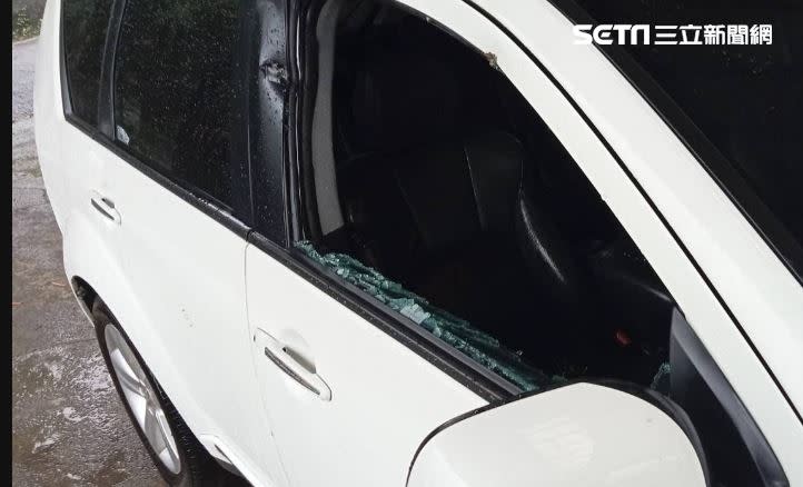 苗栗泰安山區傳出落石不斷，一輛車遭砸車窗碎裂變形。（圖／翻攝畫面）