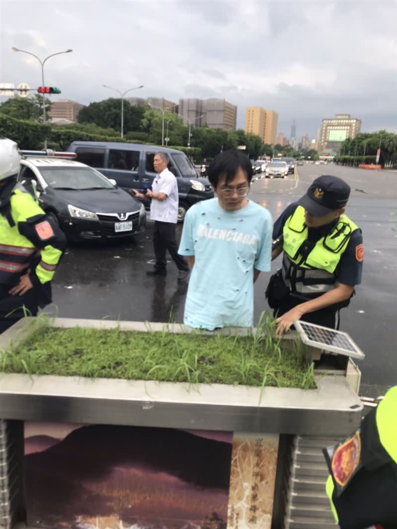 民眾駕車衝撞總統府前鋼質花台。（圖／總統府提供)