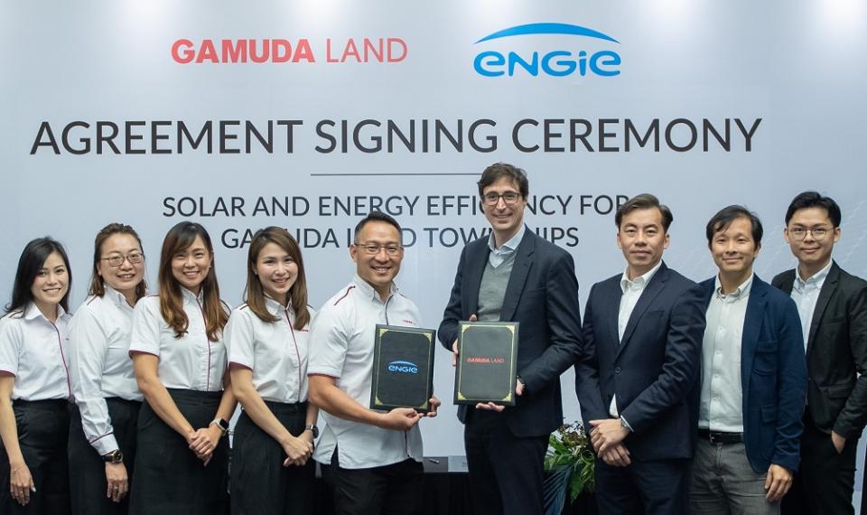 Senior Executives from Gamuda Land and ENGIE South East Asia celebrate the commencement of their  partnership at the signing ceremony