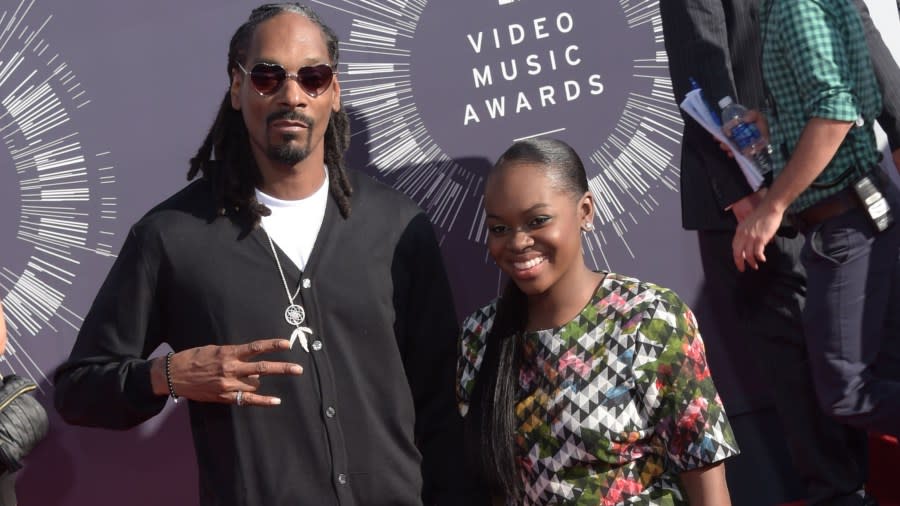 US musician Snoop Dogg (L) arrives with his daughter Cori Broadus on the red carpet for the 31st MTV Video Music Awards at The Forum in Inglewood, California, USA, 24 August 2014. Photo: Hubert Boesl/dpa | usage worldwide (Photo by Hubert Boesl/picture alliance via Getty Images)