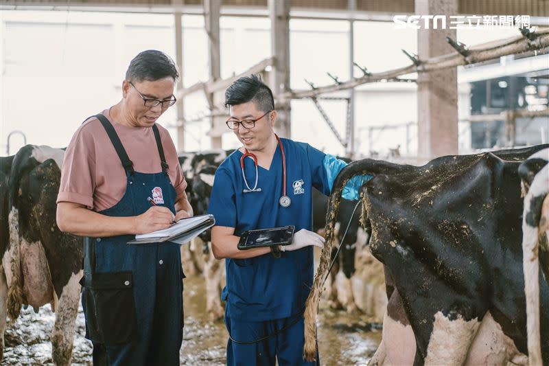 因為時常穿梭不同牧場為牛隻看診，龔建嘉有機會了解在地小農面臨的困境。（圖／龔建嘉提供）