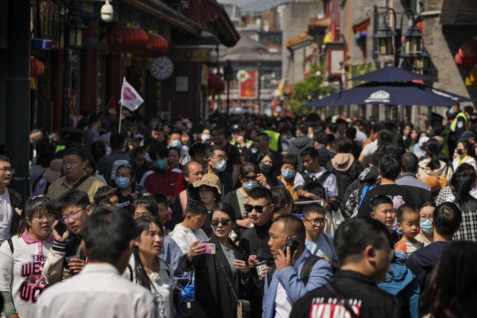 北京五一假期期間，購物街擠滿遊客。Crowds of visitors tour at Qianmen pedestrian shopping street during the May Day holiday in Beijing, Monday, May 1, 2023. A large number of workers and activists in Asian countries are set to mark May Day on Monday with protests calling for higher salaries and better working conditions, among other demands. (AP Photo/Andy Wong)