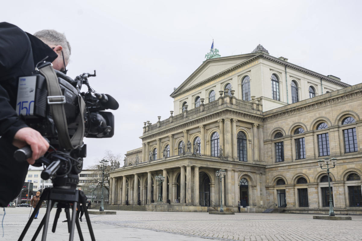 #German ballet director suspended over feces attack on critic