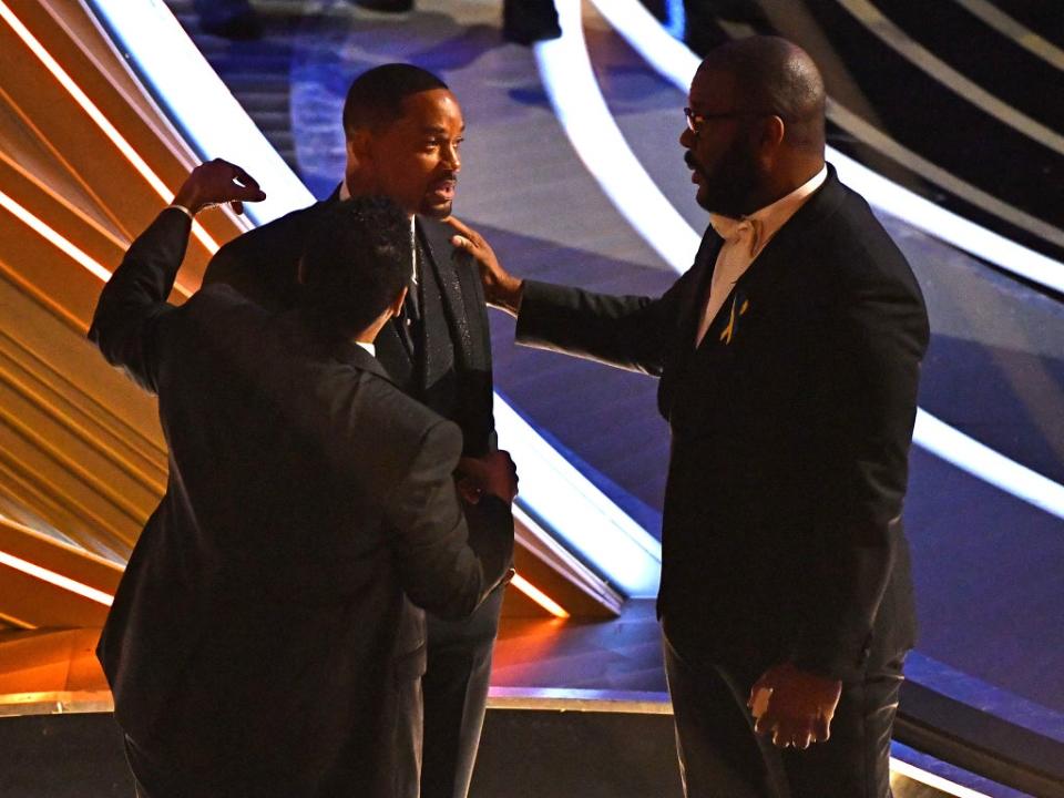 Washington, Smith and Perry chat during an interval at the Oscars (AFP via Getty)