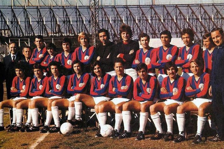 El plantel campeón del 72, con el Toto Lorenzo como DT, en el Viejo Gasómetro.