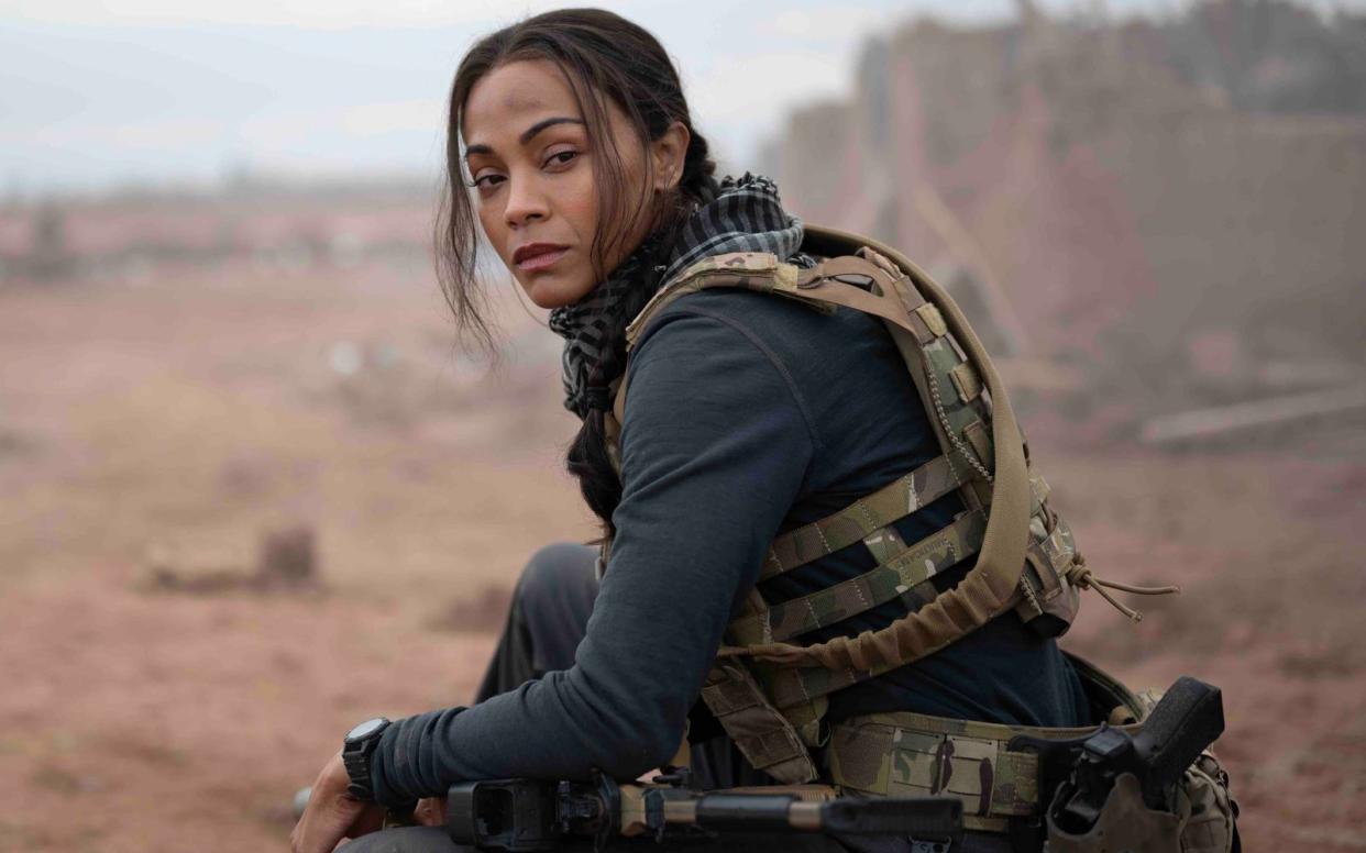 Zoe Saldana spielt CIA-Missions-Chefin Joe, die eine junge Agentin im Kern einer Terror-Organisation platzieren soll. (Bild: Lynsey Addario/Paramount+ )