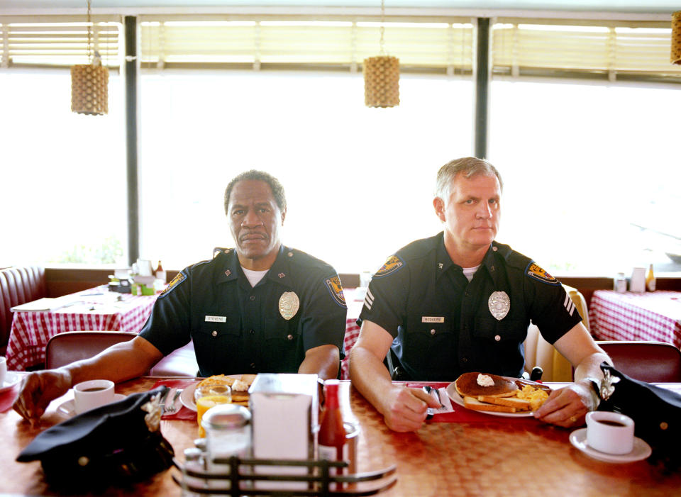 Zwei Polizisten in Uniform beim Essen in einem amerikanischen Restaurant. 