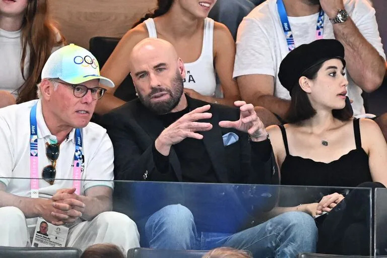 Travolta y Ella Bleu se mostraron muy interesados en las presentaciones de las gimnastas; al actor se lo vio atento y a pura charla con los organizadores. La actriz siguió de cerca las destrezas de la delegación de Estados Unidos en la que Simone Biles es la absoluta protagonista