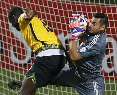 Argentina's goalie Sergio Romero makes a save on Jamaica's Je-Vaughn Watson during their first round Copa America 2015 soccer match at Estadio Sausalito in Vina del Mar, Chile, June 20, 2015. REUTERS/Rodrigo Garrido