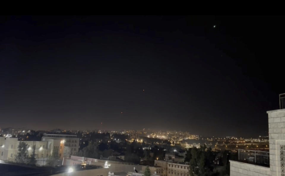 Un sistema de defensa aéreo israelí es activado la madrugada del domingo 14 de abril de 2024, en Jerusalén. (AP Foto/Sam Mednick)