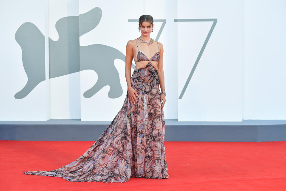 La supermodelo ya lució un diseño de Etro que tampoco era fácil de llevar durante la ceremonia de apertura de la 77 edición de La Mostra, celebrada el 2 de septiembre. (Foto: Stephane Cardinale / Getty Images)