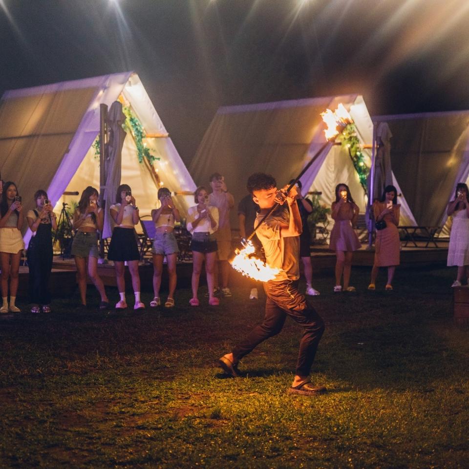 叢林開始Glamping周末晚間會有營火表演活動。（圖片來源：叢林開始臉書粉專）