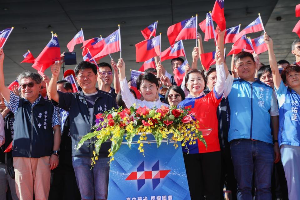 《圖說》臺中市長盧秀燕與二萬民眾共同慶賀中華民國113歲生日快樂！