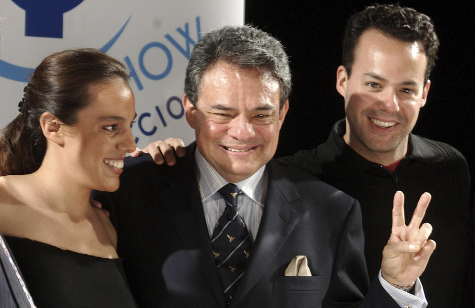 En esta foto de archivo del 6 de diciembre de 2004, el cantante mexicano José José, en el centro, sonríe con sus hijos Marysol y José Joel durante una conferencia de prensa para promover su concierto en la Ciudad de México. José José, un ícono de la música romántica apodado el Príncipe de la Canción, murió el 28 de septiembre del 2019 en Miami. Tenía 71 años. (AP Foto/Jaime Puebla, Archivo)