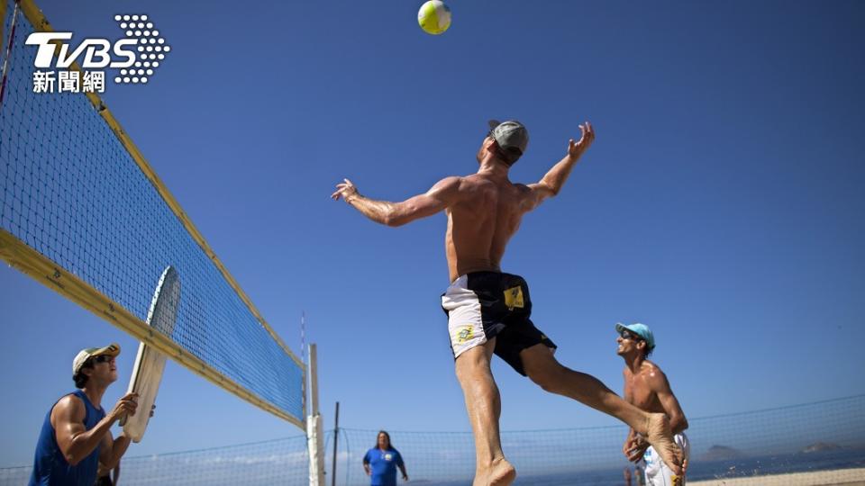 巴西男子沙灘排球隊實力數一數二，圖為選手練習扣殺的瞬間。（圖／達志影像美聯社）
