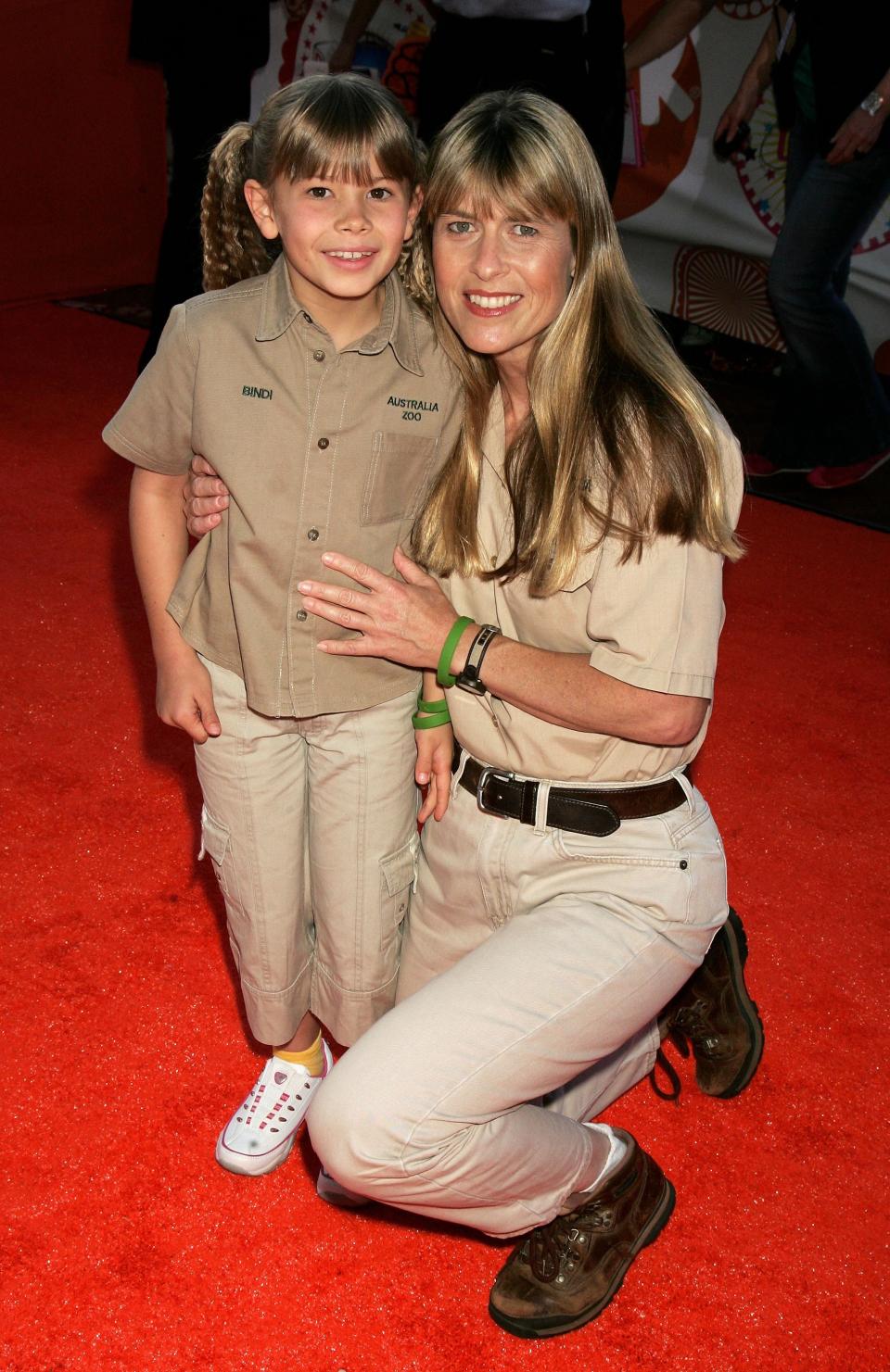 SYDNEY, AUSTRALIA - OCTOBER 11:  Bindi Irwin (L) and her mother Terri Irwin arrive on the orange carpet for the fourth annual Nickelodeon Australian Kids' Choice Awards 2006 (NSW) at the Sydney Entertainment Centre on October 11, 2006 in Sydney, Australia. They are honouring a promise to present an award at this evening's event made by Bindi's father Steve Irwin, who was killed last month by a sting ray barb.  (Photo by Patrick Riviere/Getty Images)