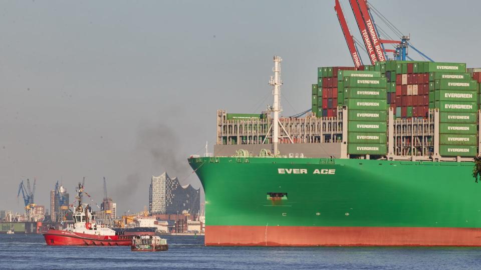 Die «Ever Ace» wird auf der Elbe von Schleppern in den Hamburger Hafen gelotst.