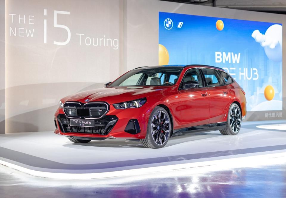  BMW i5 M60 xDrive Touring藉由專屬M Sport進階套件(含燻黑造型頭燈、黑色高光澤窗框、黑色高光澤車頂架與黑色高光澤外觀套件)，於文質優雅之上再添M家族的性能剽悍氣勢