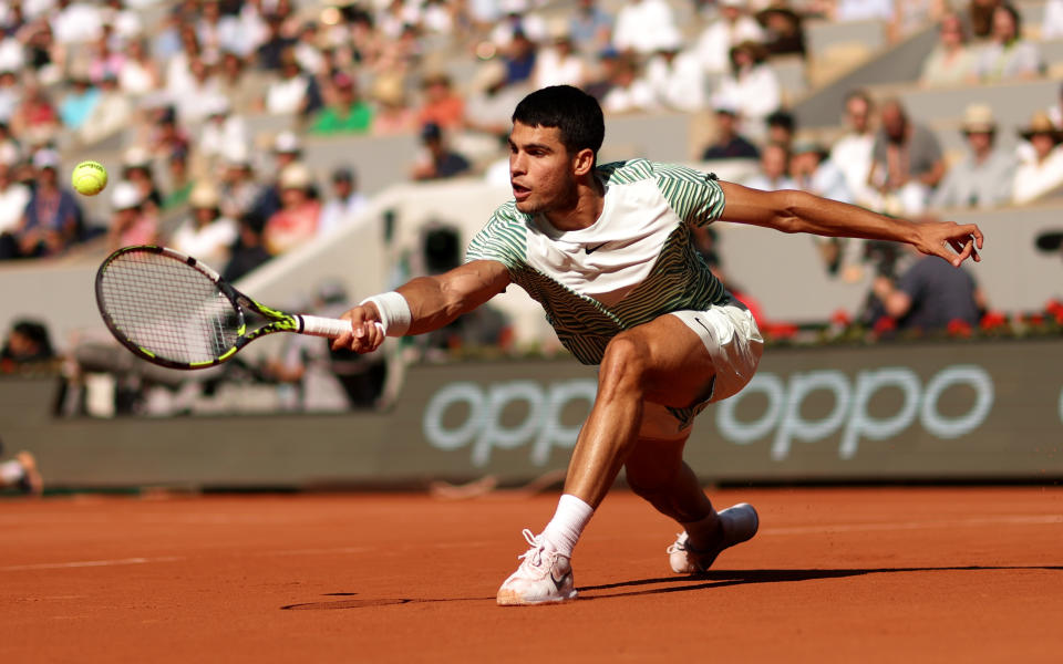 Carlos Alcaraz will face Novak Djokovic in the semi-finals of Roland-Garros.  (Photo by Clive Brunskill/Getty Images)