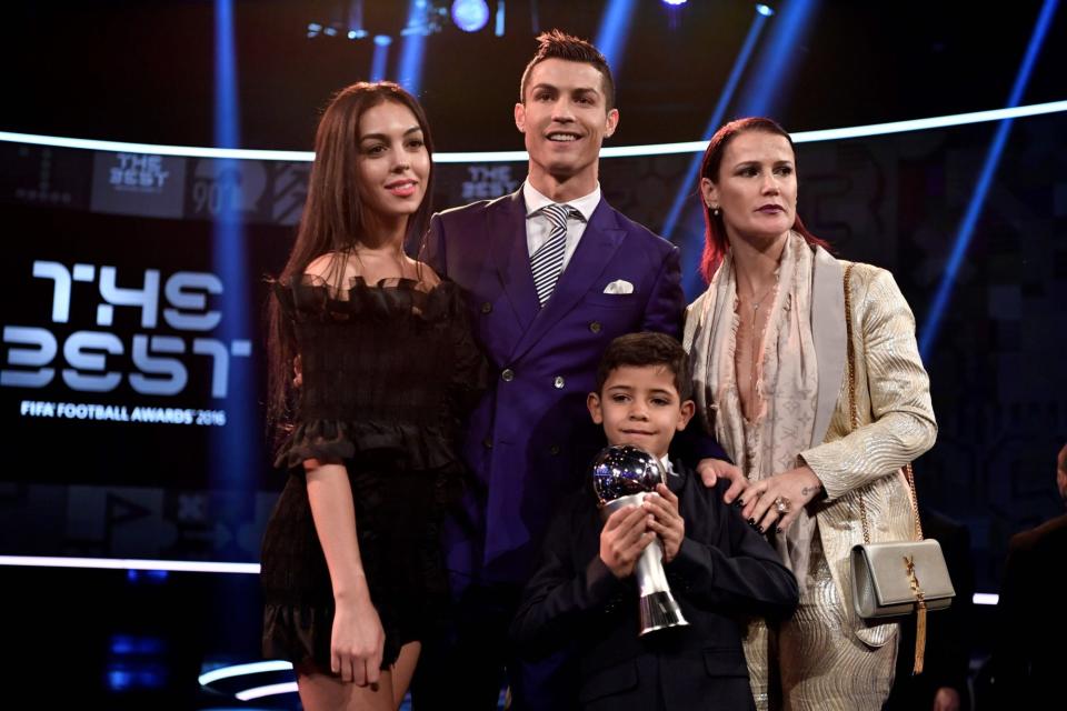 Cristiano flanqueado por las dos mujeres de su vida en los premios The Best, su novia Georgina Rodríguez, y su madre, Dolores Aveiro En el centro, su primogénito, ya convertido en hermano mayor.